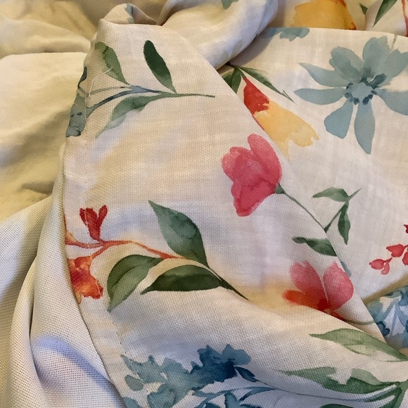 Floral Pattern Tablecloth rectangular  60” x 82”. - Picture 4 of 4